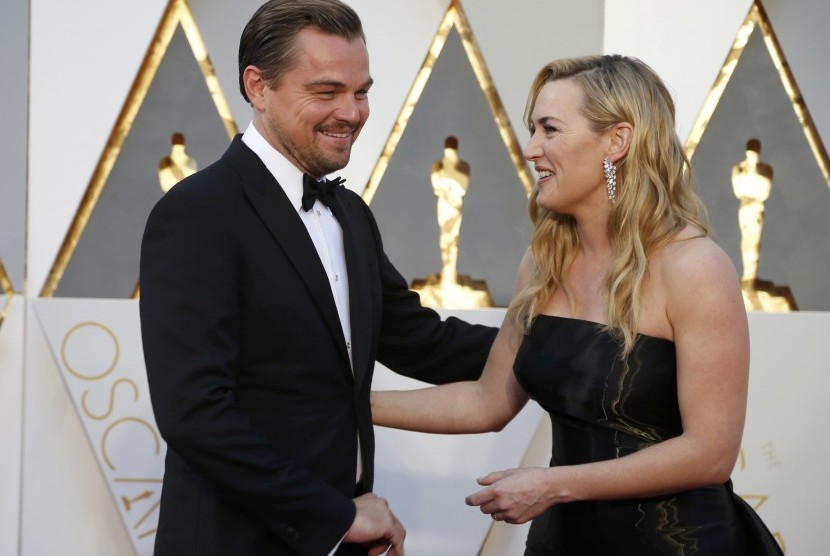 Leonardo DiCaprio dinominasikan untuk aktor terbaik dari Revenant dan Kate Winslet yang dinominasikan untuk aktris pendukung terbaik di film Steve Jobs bertemu di ajang karpet merah Oscar, (29/2).