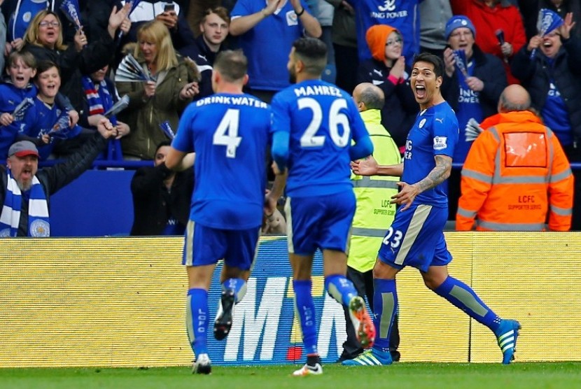 Leonardo Ulloa (kanan) merayakan gol kedua Leicester City yang dicetaknya ke gawang Swansea City.