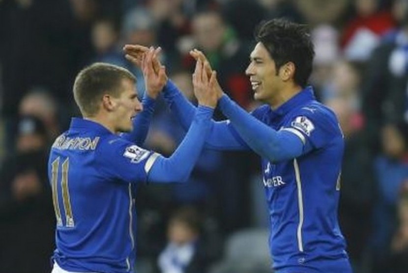 Leonardo Ulloa (kanan) merayakan golnya ke gawang Newcastle United.