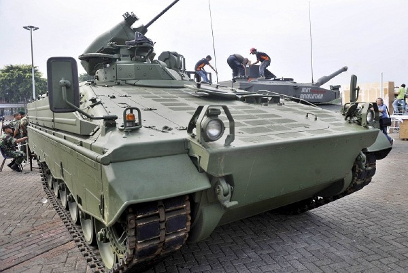 The picture shows Leopard tank in Indo Defence 2012 in Jakarta. An expert says that Indonesian's purchasing Leopard can increase its bargaining position among, supplier countries. (illustration) 