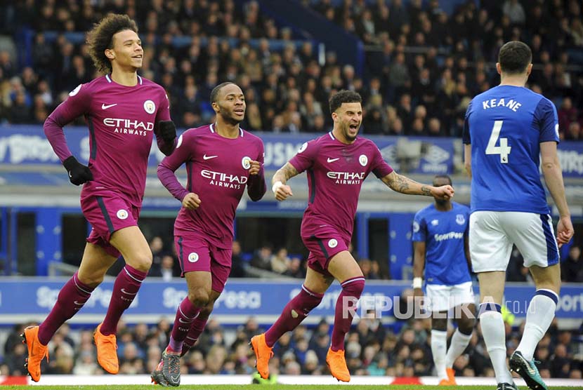 Leroy Sane, Raheem Sterling dan  Kyle Walker merayakan gol,pada pertadingan Manchester City melawan Everton di Goodison Park Liverpool, Ahad (1/4) dini hari.