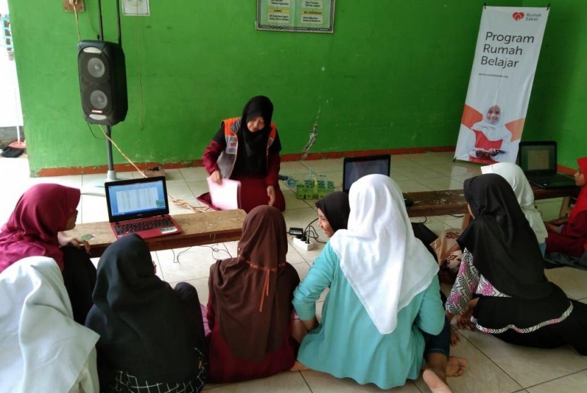 Les komputer gratis dilakukan di Kampung Carelang Desa Kolelet Wetan, Kecamatan Rangkasbitung Kabupaten Lebak, Banten.