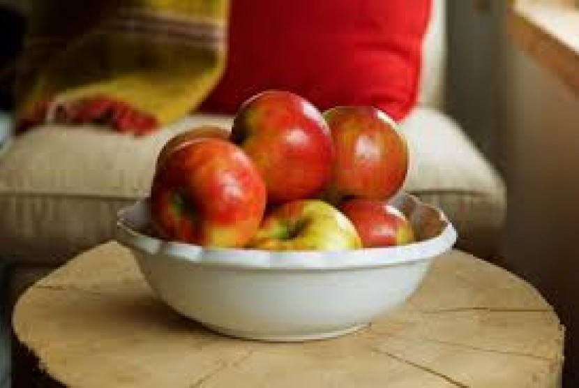 Letakkan buah-buahan dalam mangkuk yang mudah dijangkau. Cara ini membantu meningkatkan konsumsi buah sehari-hari.