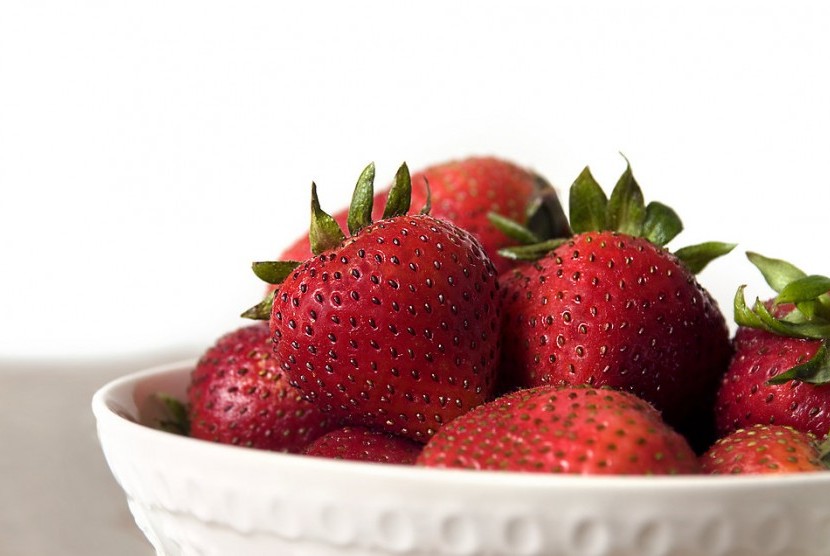 Letakkan semangkuk buah yang sudah dicuci bersih dalam kulkas di tempat mudah diraih. Cara ini membantu Anda makan lebih sehat.