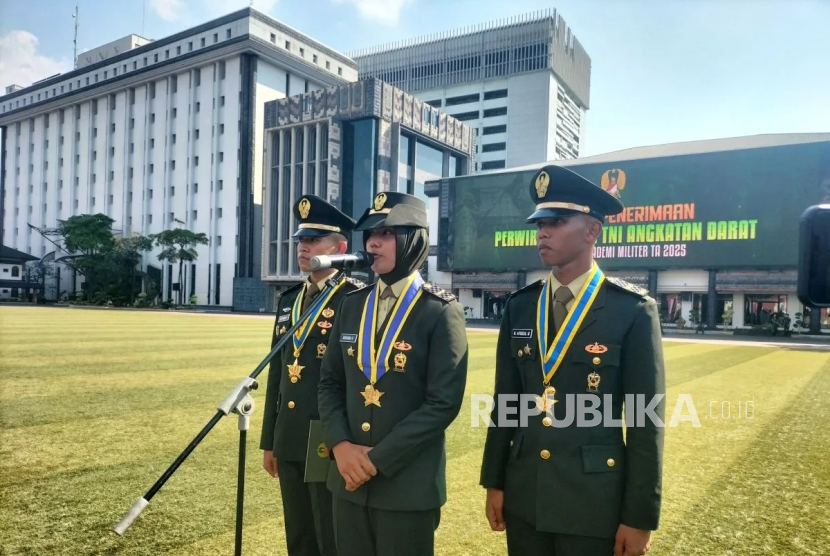 Letda Caj Bisyarah Salsabila Panggabean (tengah) peraih gelar Anindya Wiratama 2025 di Mabesad, Jakarta Pusat, Rabu (24/7/2025).