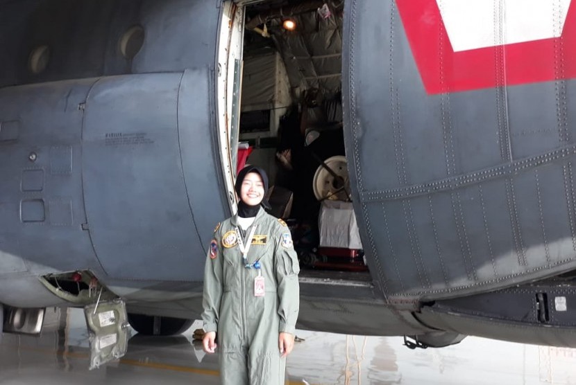 Letda Pnb Mega Coftiana menjadi salah satu dari dua lulusan pilot perempuan pertama dari Akademik Angkatan Udara (AAU).
