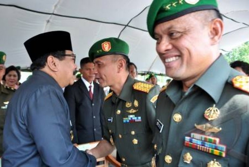 Letjen Gatot Nurmantyo (kanan) akan menggantikan Jenderal TNI Budiman sebagai Kepala Staf Angkatan Darat.