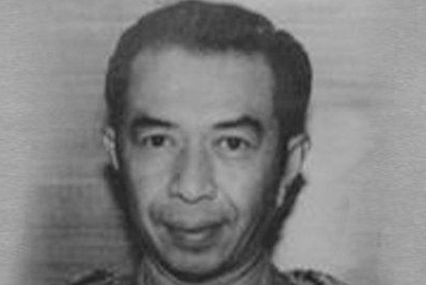 Presiden Soeharto tampak sangat merakyat dengan mebubuhkan tanda tangan dengan punggung seseorang.