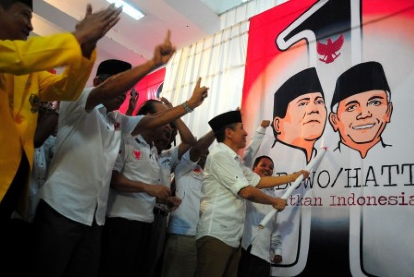 Letjen Purn. Suryo Prabowo memberikan contoh pencoblosan surat suara pilpres saat deklarasi relawan saporete Prabowo-Hatta di Tegal, Jateng, Jumat (13/6). 