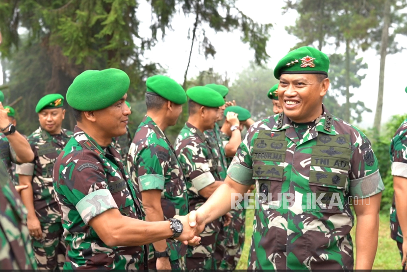 Letjen Teguh Muji Angkasa (kanan) digeser menjadi dosen tetap Unhan.