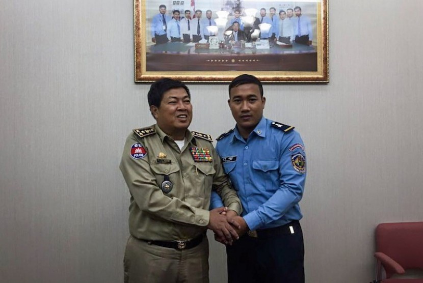 Letnan Jenderal Mam Srimvanna dari Kamboja (kiri) berfoto bersama polisi lalu lintas Sout Kanha, Kamis, 30 Juni 2016. Foto tersebut diunggah di laman Facebook PM Kamboja Hun Sen. Perdana Menteri Kamboja Samdech Techo Hun Sen pada Kamis (30/6) mencopot jaba