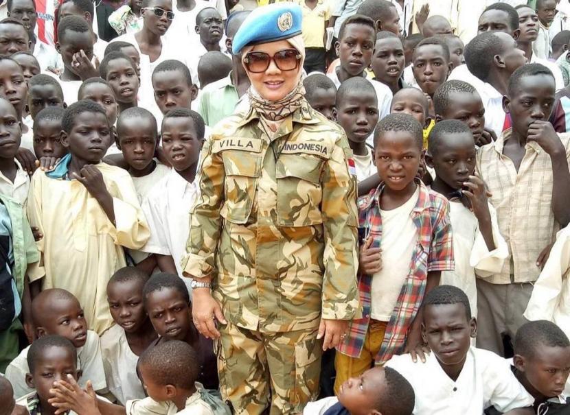 Letnan Kolonel (Sus.) Revilla Oulina Piliang, M.Pd, M.Si, Komandan pasukan perempuan pertama dari PBB. Revilla adalah perempuan asal Sumbar yang bertugas di Sudan untuk misi perdamaian PBB|