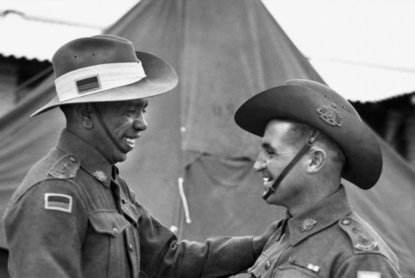 Letnan Saunders dan Letnan Tom Derrick VC DCM saling berjabat tangan usai lulus sebagai taruna militer di Seymour, Victoria, tahun 1944.