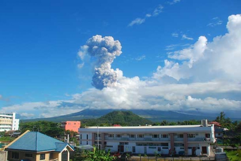 Gunung Mayon di provinsi Albay, Filipina, yang sempat mengeluarkan letusan beberapa waktu lalu..