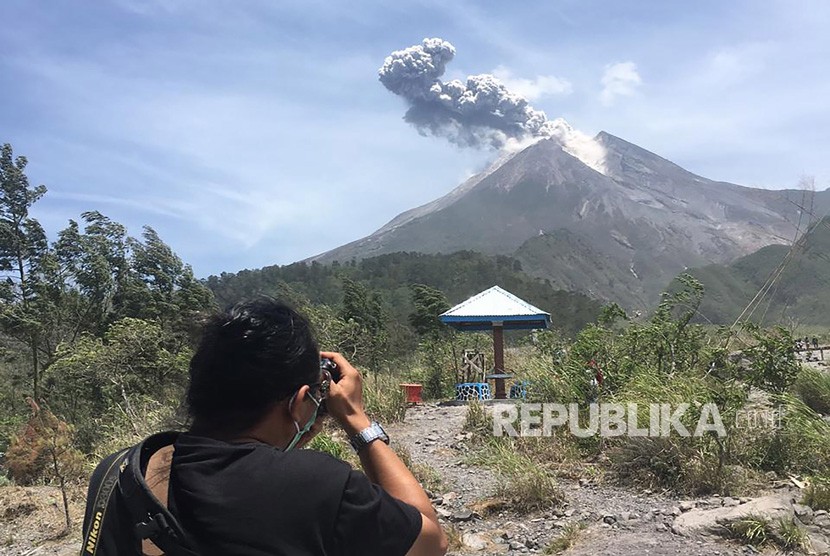 Letusan Gunung Merapi terlihat dari bungker Kaliadem, Cangkringan, Sleman, DI Yogyakarta, Ahad (17/11/2019).