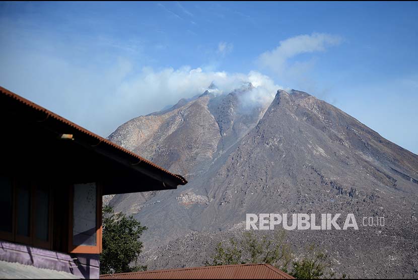 Letusan Gunung Sinabung membuat 18 desa kaki gunung ditinggalkan warganya, termasuk Desa Berastepu Kabupaten Karo, Sumatera Utara.
