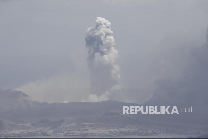 letusan Gunung Taal tampak dari kota  Agoncillo, Provinsi Batangas, Filipina, Senin (13/1)