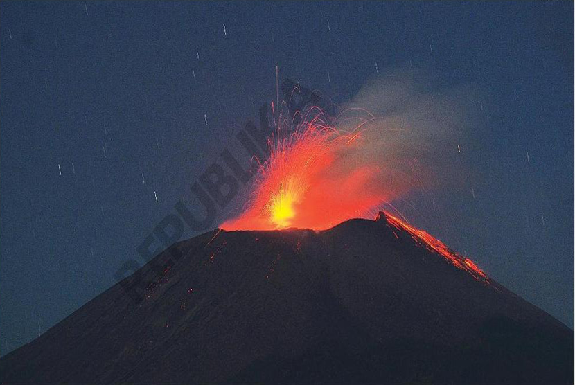 Letusan lava Gunung Slamet terlihat dari Desa  Pandansari, Paguyangan,Brebes Jawa Tengah Jumat (12/9) dini hari.(