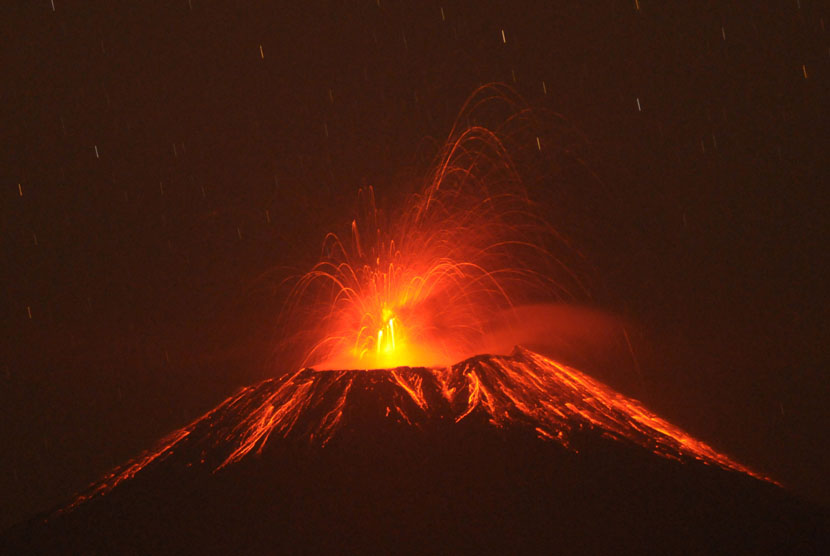  Letusan lava pijar Gunung Slamet terlihat dari Desa Pandansari, Paguyangan, Brebes, Jateng, Rabu (17/9) malam. (Antara/Idhad Zakaria)