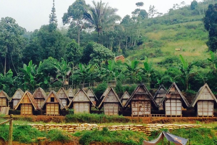 Leuit atau lumbung padi, di desa adat Ciptamulya, Kabupaten Sukabumi.