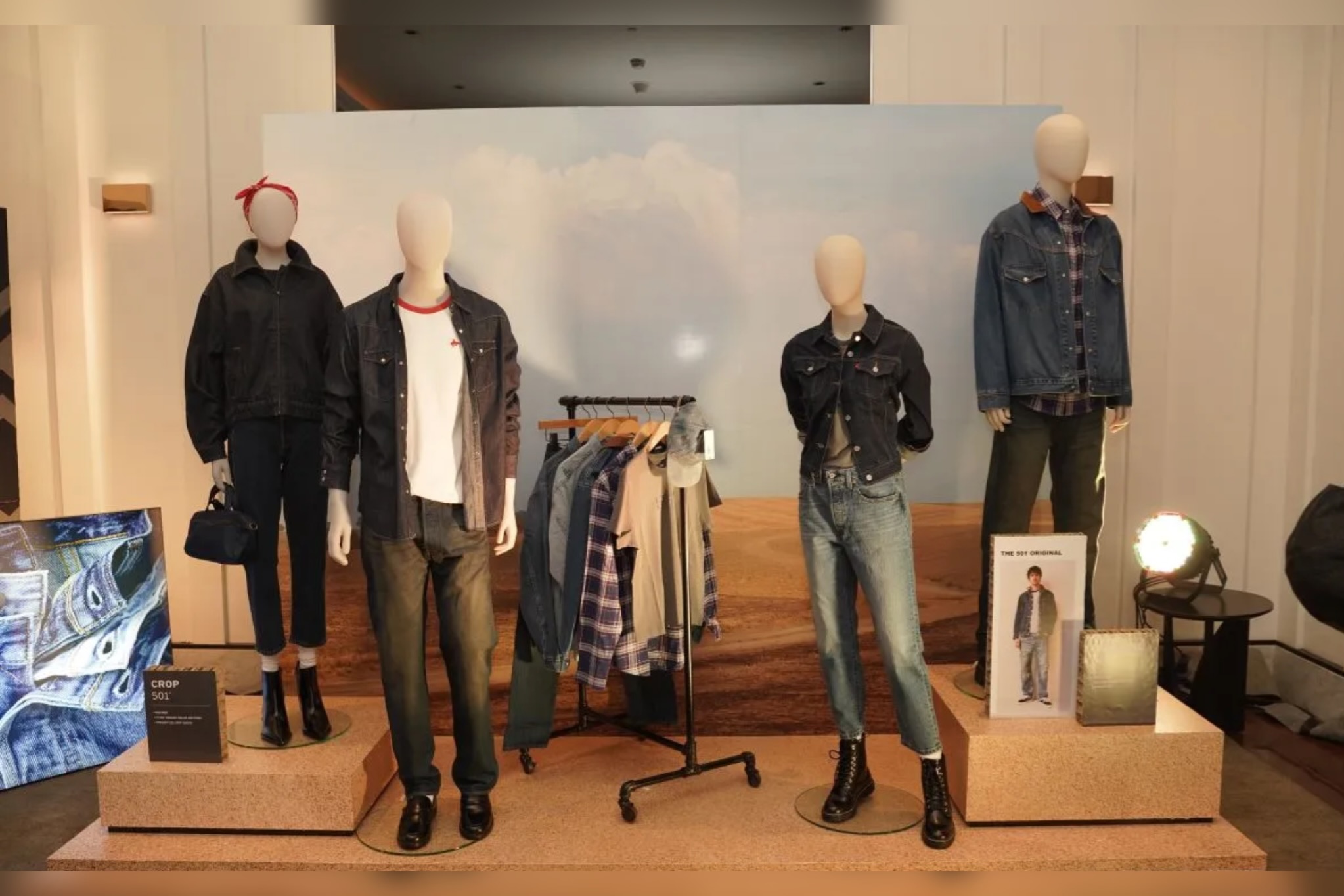 Levis memperkenalkan koleksi terbaru yang memadukan elemen desain klasik yang ikonik dengan sentuhan kontemporer kekinian.