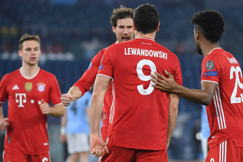 Lewandowski merayakan gol bersama rekannya saat melawan Lazio di Stadio Olimpico, Rabu (24/2) dini hari WIB.