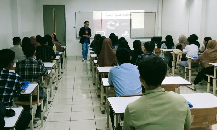 Lewat workshop digital kreatif Universitas BSI sukses mengajak calon mahasiswa baru (camaba) pada Sabtu (12/8/2023), acara sukses berlangsung di Universitas BSI kampus Cengkareng, Jl Kamal Raya No 18, Cengkareng, Jakarta Barat. 