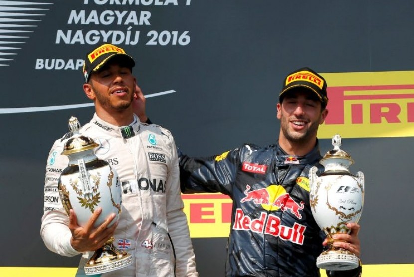 Lewis Hamilton (kiri) bersama Ricciardo di podium balap GP Hungaria.