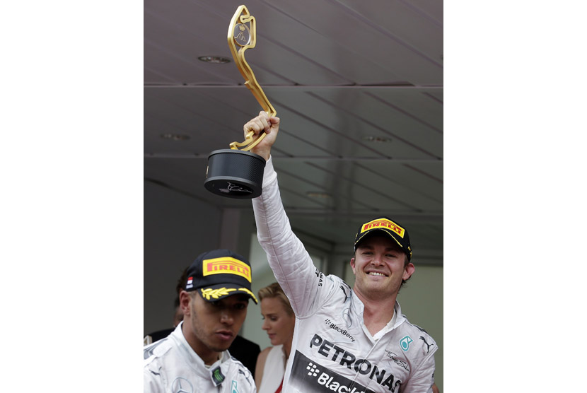 Lewis Hamilton (kiri) dan Nico Rosberg 