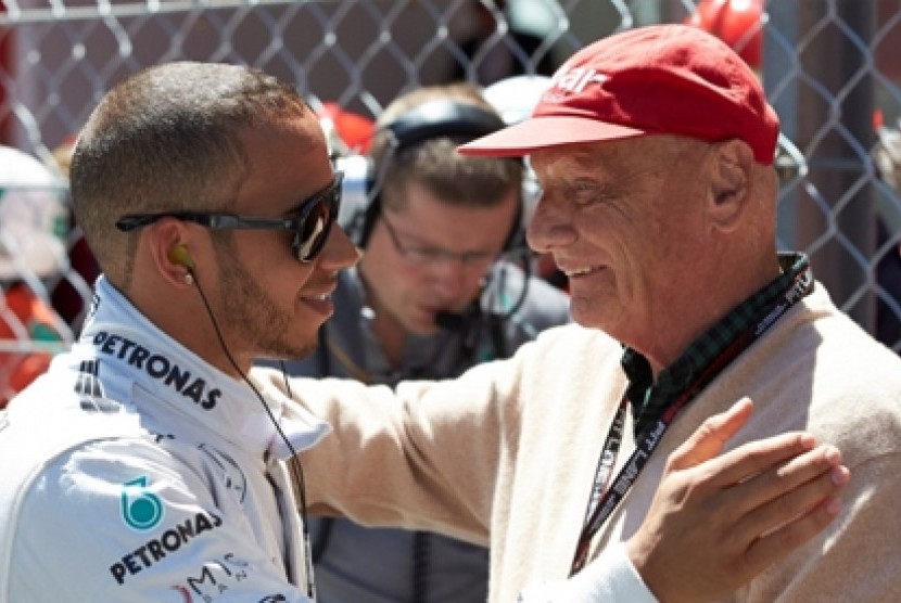 Lewis Hamilton (kiri) dan Niki Lauda.