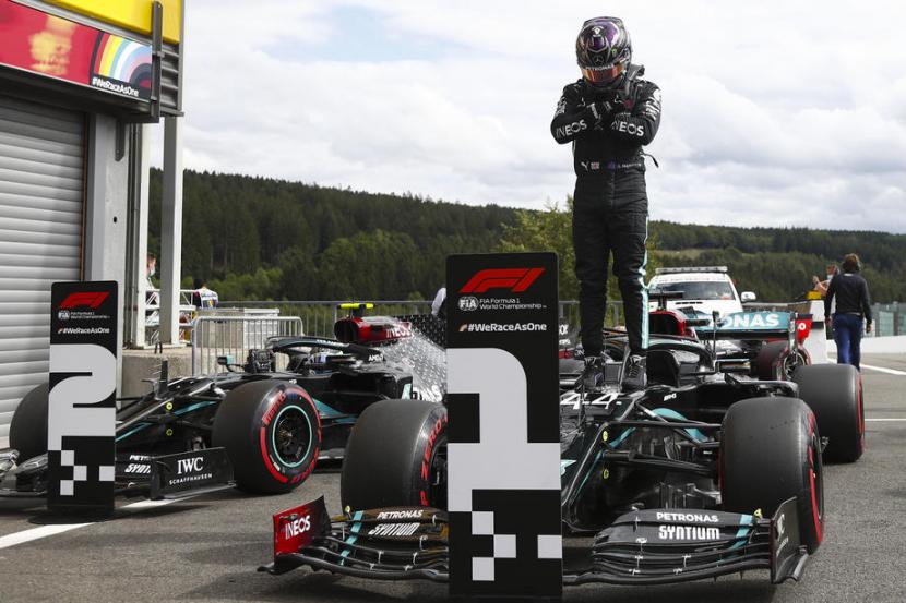 Lewis Hamilton mendedikasikan pole position-nya  di Grand Prix Belgia untuk mendiang aktor Black Panther, Chadwick Boseman, yang meninggal dunia pada Jumat.