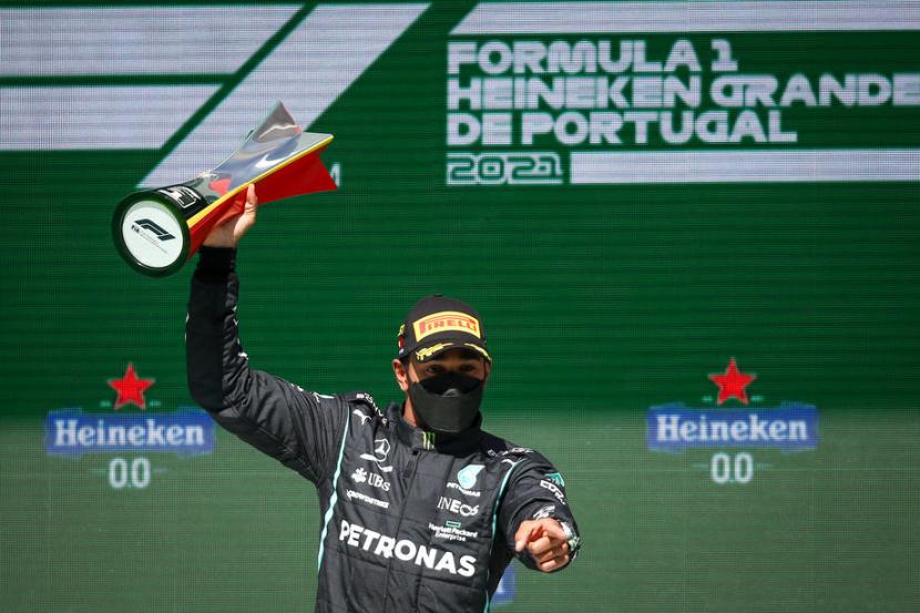 Lewis Hamilton merayakan gelar juara GP Portugal.