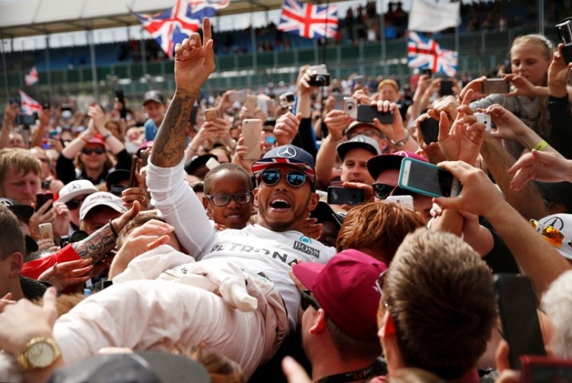 Lewis Hamilton merayakan juara GP Inggris.