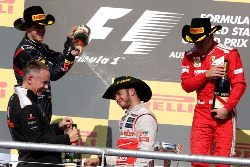 Lewis Hamilton merayakan kemenangan di GP AS bersama Sebastian Vettel dan Fernando Alonso