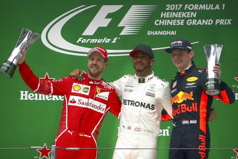 Lewis Hamilton (tengah) di podium juara GP Cina, Ahad (9/4).