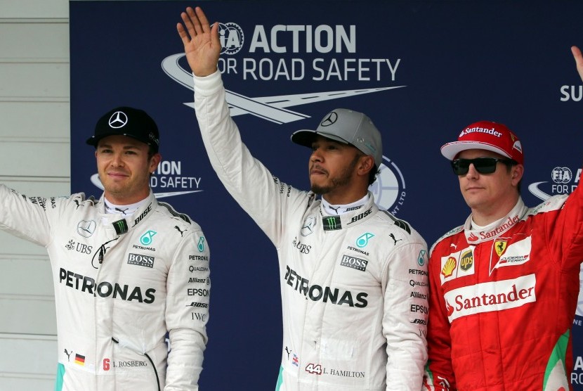Lewis Hamilton (tengah) diapit oleh Nico Rosberg (kiri) dan Kimi Raikkonen, seusai babak kualifkasi GP Brasil, di sirkuit Interlagos, Sabtu (12/11). Hamilton akan start paling depan pada balapan ini.