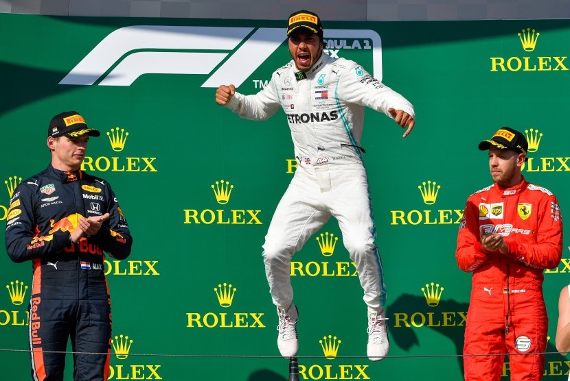 Lewis Hamilton (tengah) saat berada di podium juara GP Hungaria.