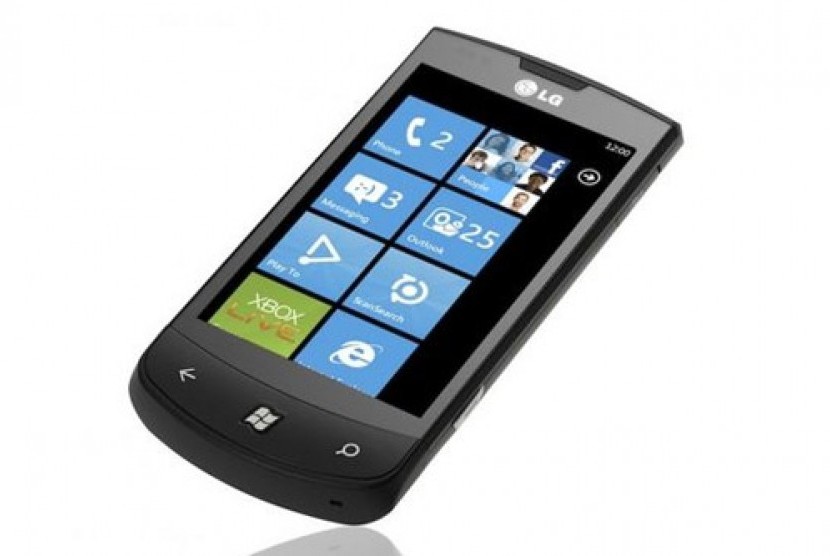 LG akan merilis ponsel berbasis Windows 8. Ilustrasi.