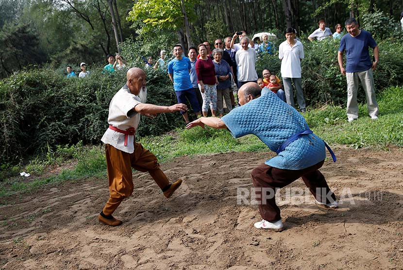  Li Liangui Master Kungfu Aliran Suguo Gong memperagakan gerakan kungfu bersama sesama pendekar kungfu di Taman Kota Beijing