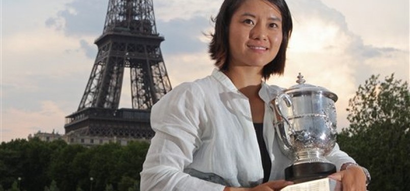 Li Na berpose dengan trofi grandslam Prancis Terbuka.