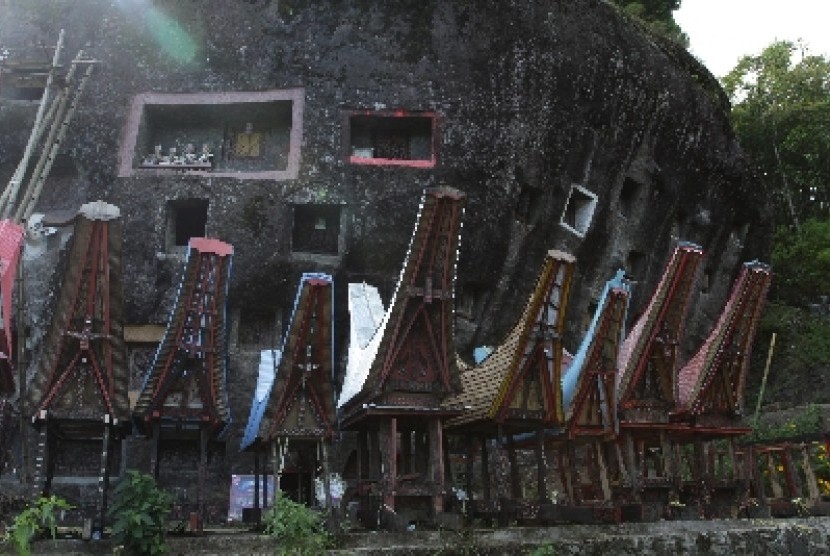 Liang batu yang dijadikan lokasi pekuburan di pekuburan Batu Lo'ko Mata, Batutumonga, Toraja.