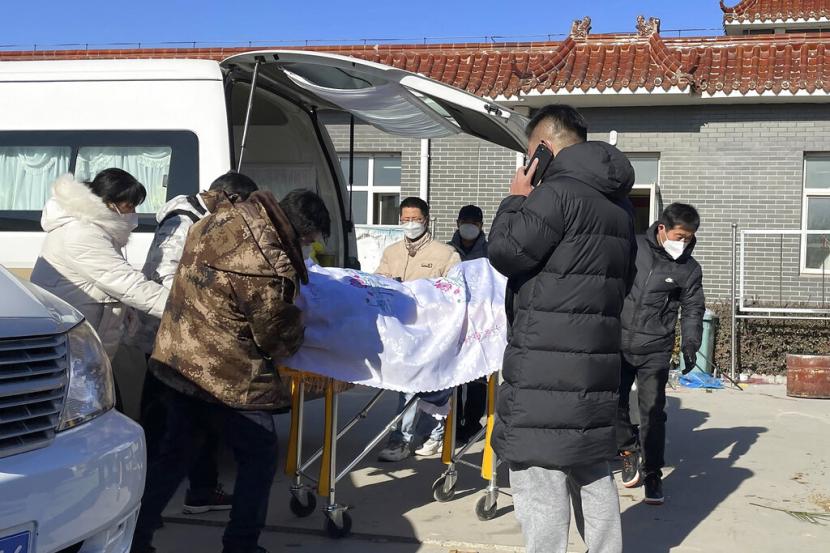 Sejumlah rumah duka di Kota Shanghai, China, diisukan kewalahan melayani permintaan kremasi jenazah dalam beberapa hari terakhir saat kasus Covid-19 sedang melonjak.