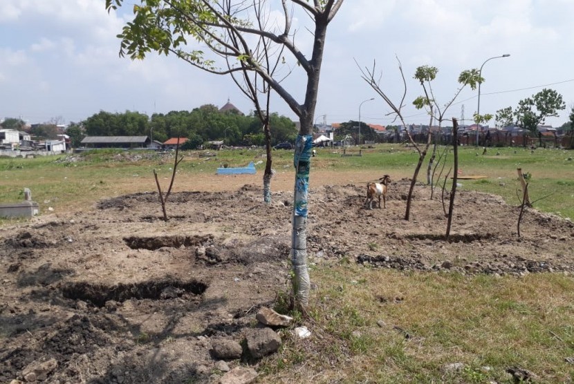 Liang lahat di TPU Putat Jaya yang diperuntukan bagi pemakaman para terduga teroris di Surabaya, kembali dikubur oleh warga sekitar.