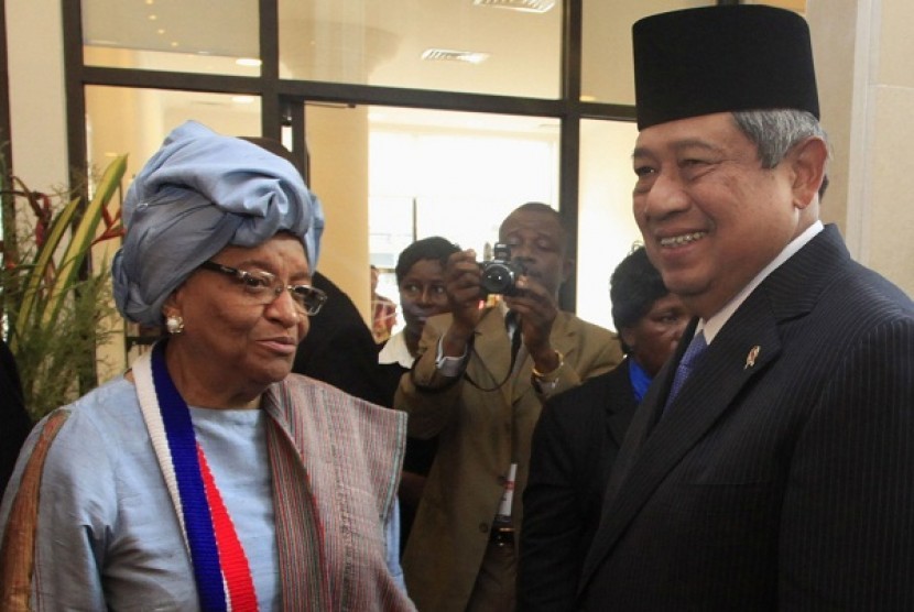 Liberia's President Ellen Johnson Sirleaf (left) greets Indonesia's President Susilo Bambang Yudhoyono before a meeting at the Royal Hotel in Monrovia January 31, 2013. 
