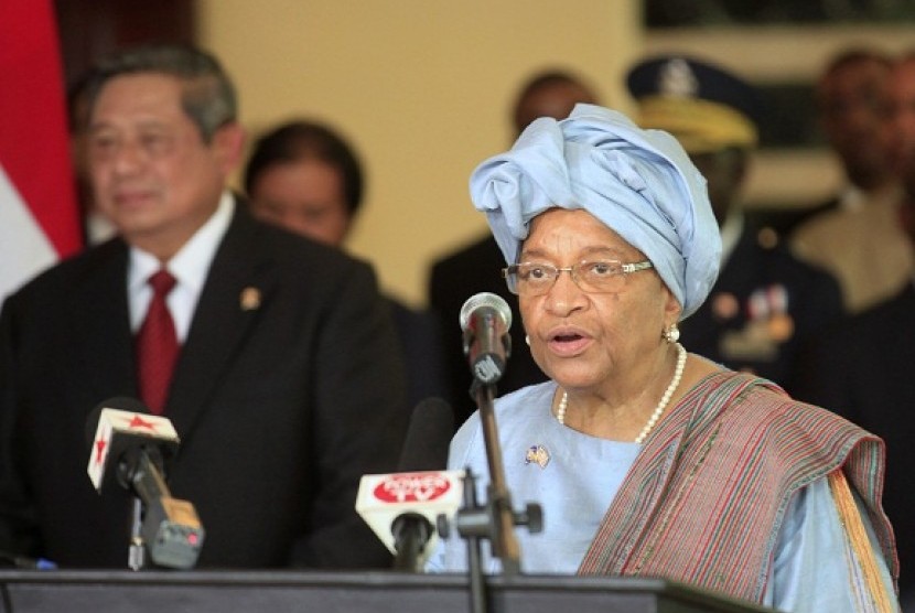 Liberia's President Ellen Johnson Sirleaf (right) speaks after a meeting with her Indonesian counterpart Susilo Bambang Yudhoyono (left) at the Ministry of Foreign Affairs in Monrovia January 31, 2013. 