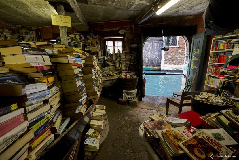 Libreria Acqua Alta alias toko buku yang memiliki antisipasi banjir di Venesia.