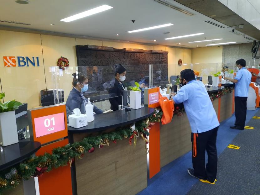 pelayanan BNI. Pengguna kartu debit dan kreditBNI mendapatkan diskon 85 persen jika belanja di marketplaceuntuk mengkampanyekan Gernas Bangga Buatan Indonesia (BBI) pelangi Sulawesi.