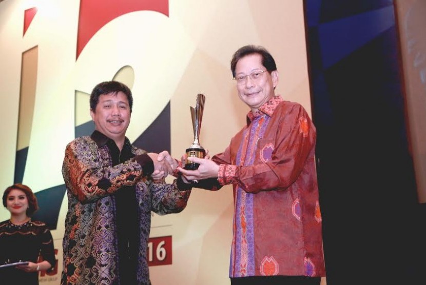 LIFETIME ACHIEVEMENT - Presiden Direktur PT Bank Central Asia Tbk (BCA) Jahja Setiaatmadja (kanan) menerima penghargaan Lifetime Achievement dalam Obsession Award 2016 yang diserahkan CEO dan Chairman Obsession Media Group Usamah Hisyam (kiri) di Jakarta (