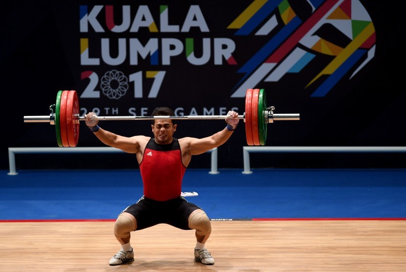 Lifter Indonesia Edi Kurniawan melakukan angkatan snatch dalam final angkat besi kelas 85 kg putra SEA Games XXIX Kuala Lumpur di Mitec, Kuala Lumpur, Malaysia, Rabu (30/8). 