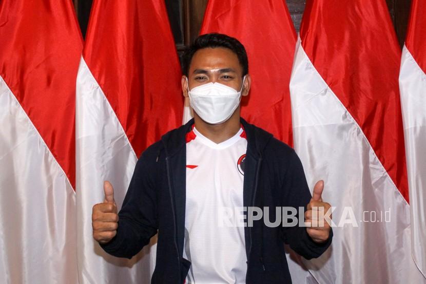 Lifter Indonesia Eko Yuli Irawan berpose di sela-sela penyerahan apresiasi.